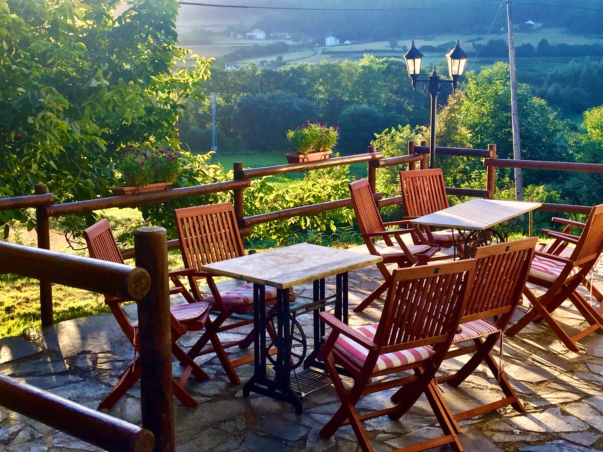 Terraza asomada al valle